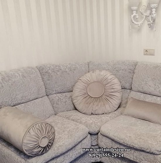 Декоративные подушки и валики для дивана в гостиной на заказ в москве