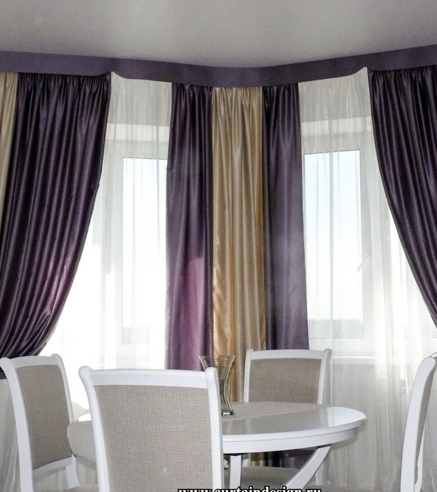 Двойные шторы в ванильно-сиреневой гамме с узким фигурным ламбрекеном для эркера в гостиной-столовой