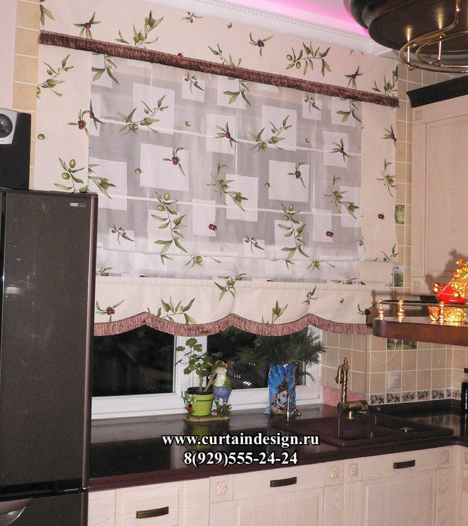 Римская штора с отделкой для кухни