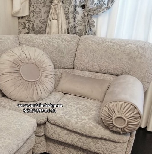 Декоративные подушки и валики для дивана в гостиной