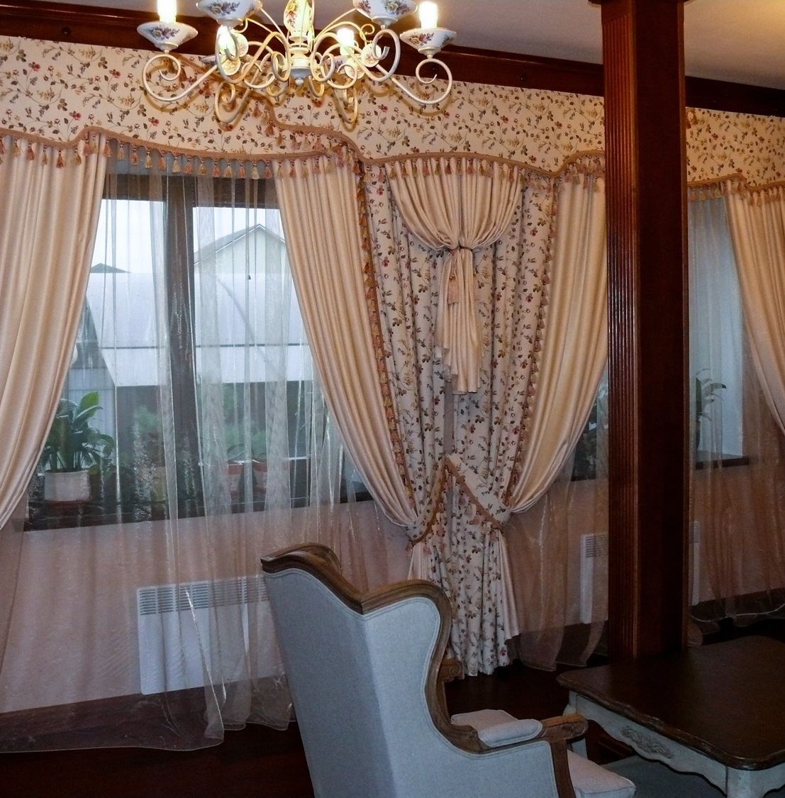 Декоративные шторы с жестким фигурным ламбрекеном для эркера в гостиную загородного дома