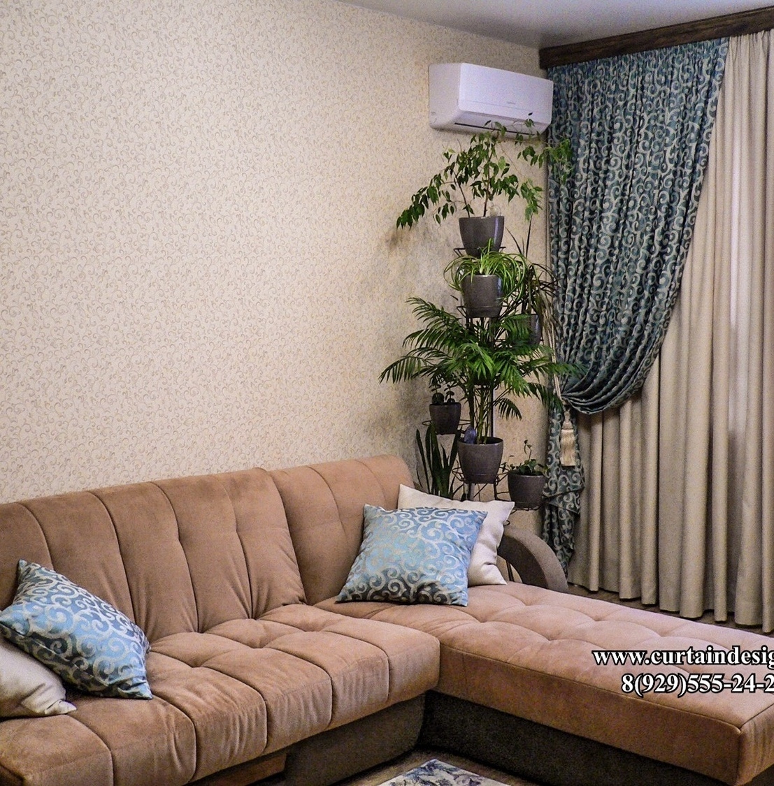 Двойные шторы и декоративные подушки для гостиной