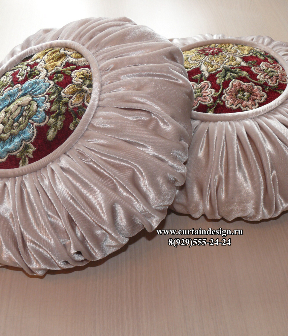 Декоративные круглые подушки из велюра с отделкой
