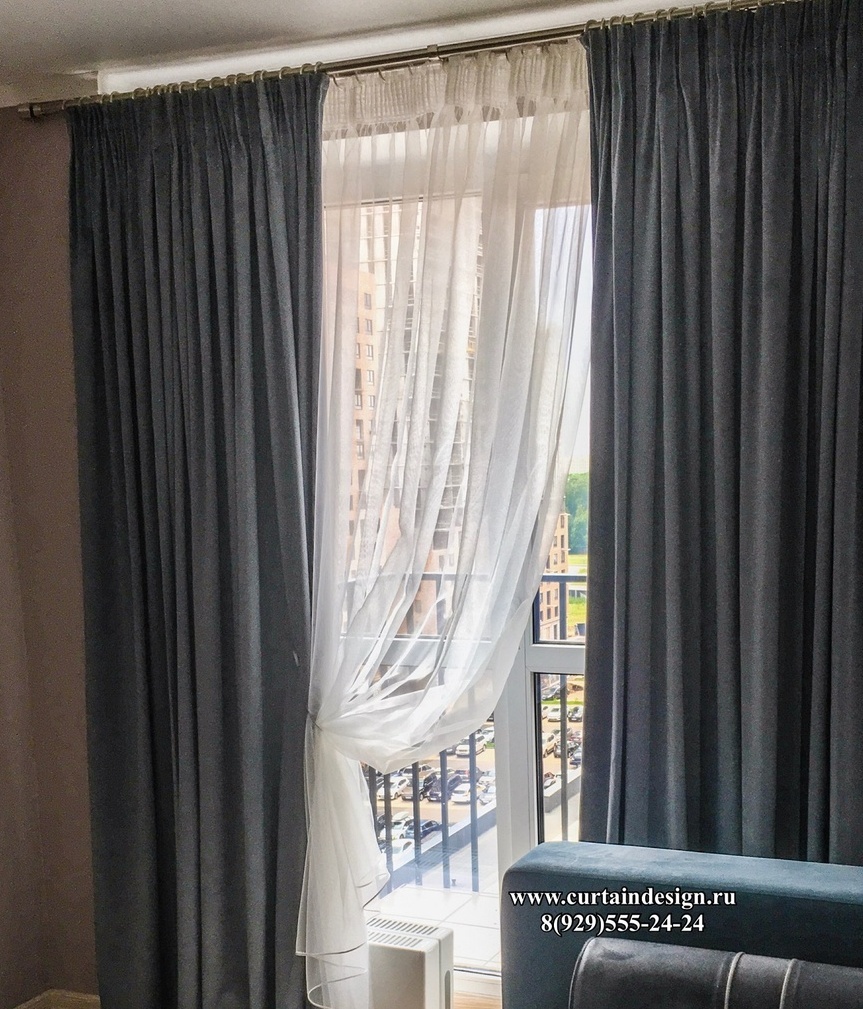 Шторы из бархата блэкаут и ассиметричный тюль для французского окна с балконной дверью.