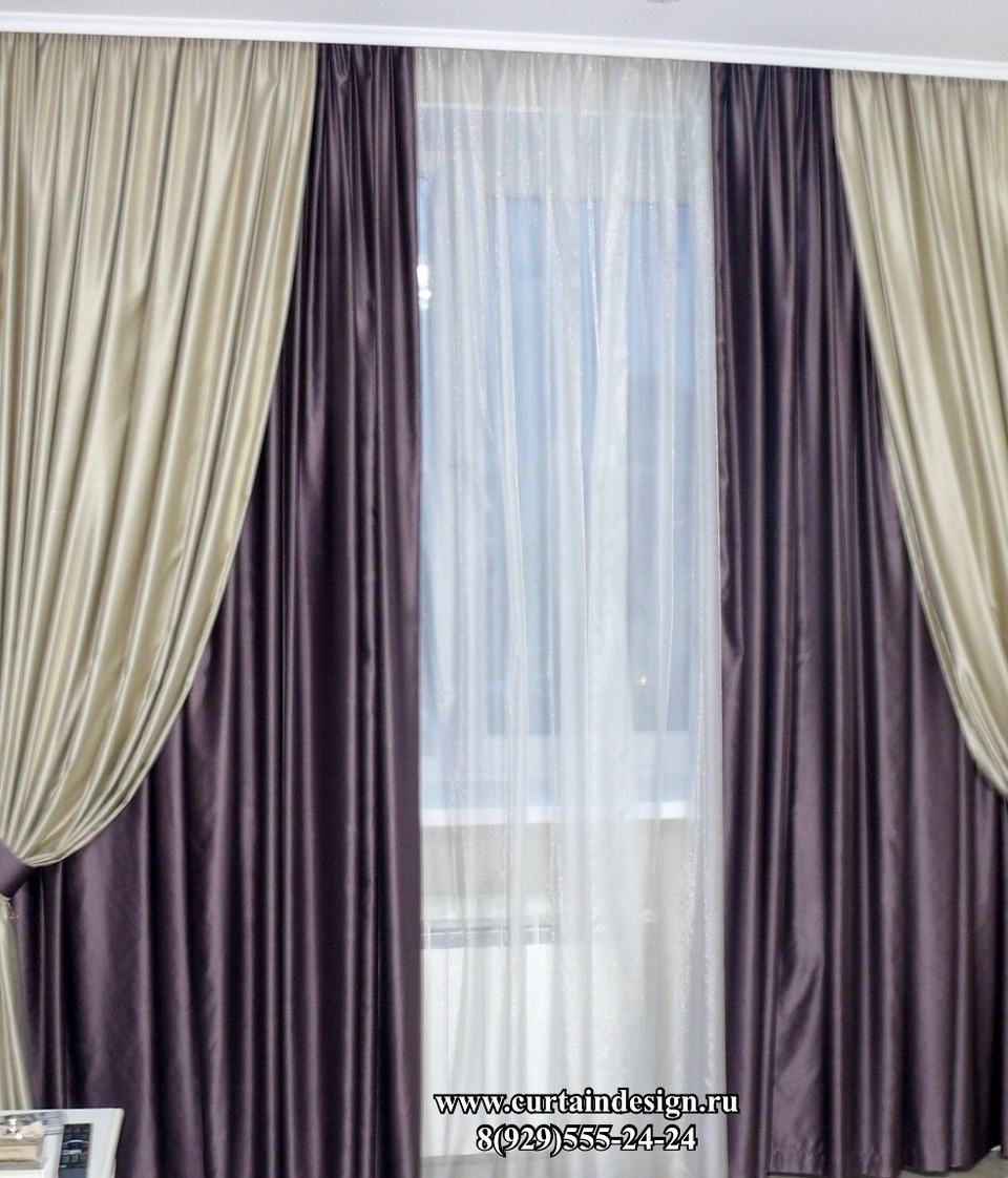 Двойные шторы для спальни из атласа двух оттенков на подхватах с отделкой бахромой со стеклярусом