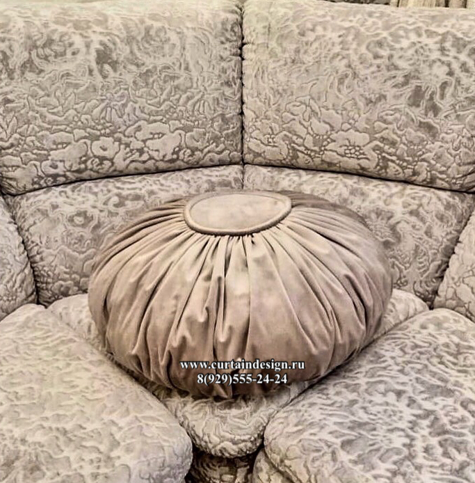 Круглая декоративная подушка из бархата с отделкой на заказ в москве